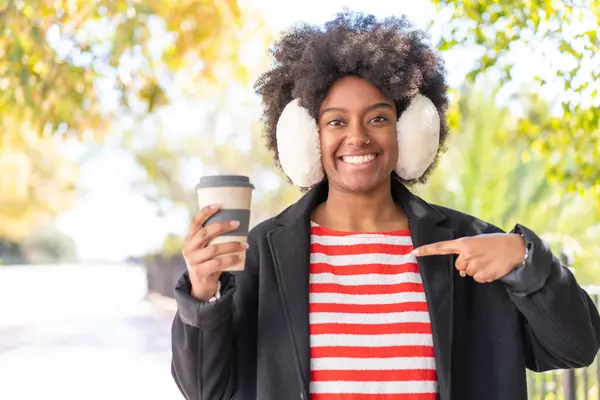 Afrikai Amerikai Lány Visel Téli Mandzsettát Miközben Egy Kávét Szabadban Stock Kép