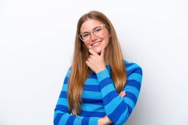 Beyaz arka planda izole edilmiş genç beyaz kadın mutlu ve gülümsüyor.