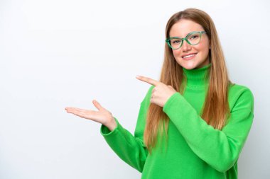 Beyaz arka planda izole edilmiş genç beyaz kadın bir ilan vermek için avucunun içinde hayali bir fotokopi makinesi tutuyor.