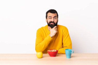 Masada kahvaltı eden beyaz bir adam şöyle düşünür:.