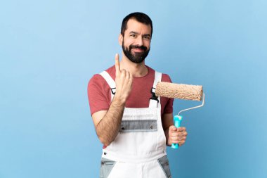 Yetişkin ressam, izole edilmiş mavi arka planda.