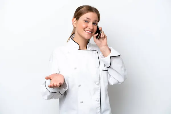 Genç Aşçı Kadın Beyaz Arka Planda Izole Edilmiş Cep Telefonuyla — Stok fotoğraf