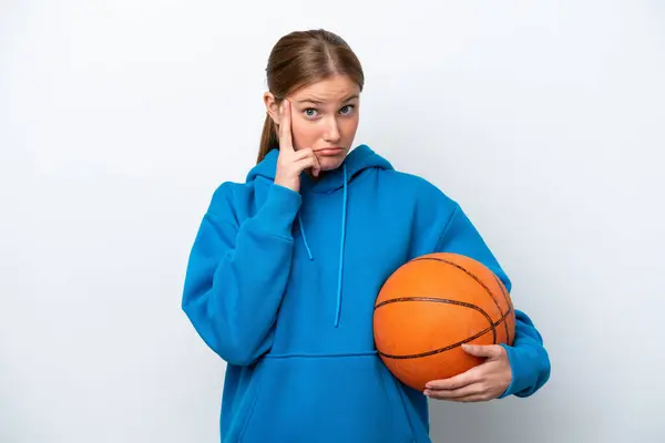 Молодая Белая Женщина Играющая Баскетбол Белом Фоне Думает Идее — стоковое фото