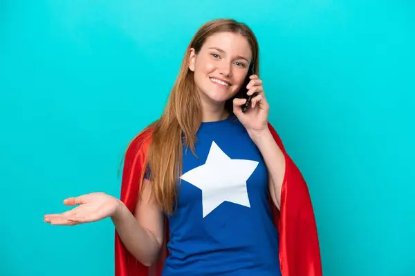 Süper Kahraman Beyaz Kadın Mavi Arka Planda Izole Edilmiş Cep — Stok fotoğraf