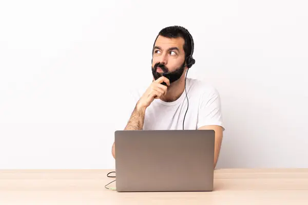 Homem Caucasiano Telemarketer Trabalhando Com Fone Ouvido Com Laptop Pensando — Fotografia de Stock