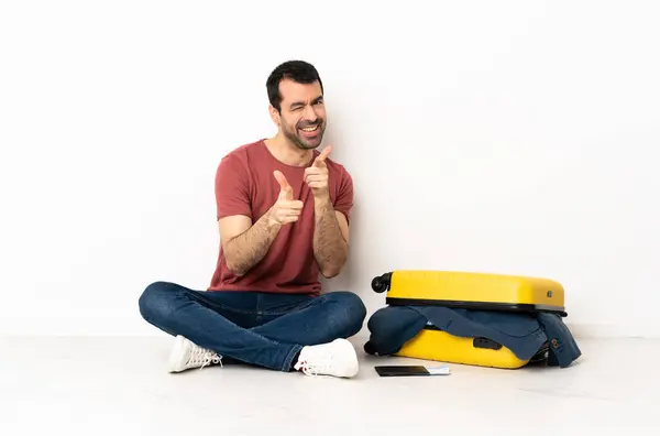 Kafkasyalı Yakışıklı Bir Adam Bavul Dolusu Kıyafetle Yerde Oturmuş Tarafı — Stok fotoğraf