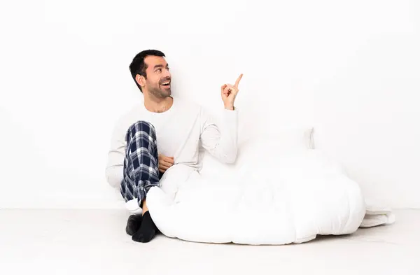 Kafkasyalı Pijamalı Bir Adam Içeride Yerde Oturuyor Çözümün Olduğunu Anlamak — Stok fotoğraf