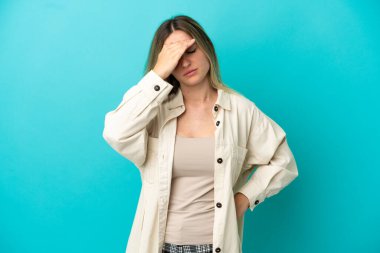 Başı ağrıyan, soyutlanmış mavi bir geçmişi olan genç bir kadın.