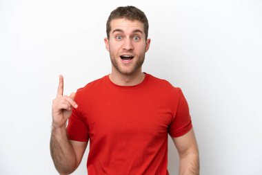 Beyaz arka planda izole edilmiş genç beyaz bir adam bir fikir düşünüyor.