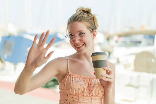 Francouzská Dívka Brýlemi Drží Odnést Kávu Venkovním Salutování Rukou Šťastným — Stock fotografie