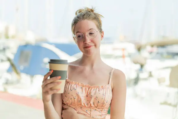 Franska Flicka Med Glasögon Håller Take Away Kaffe Utomhus Med — Stockfoto