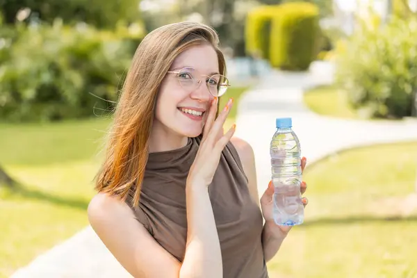 Frans Meisje Met Bril Houden Een Fles Water Buitenlucht Fluisteren — Stockfoto