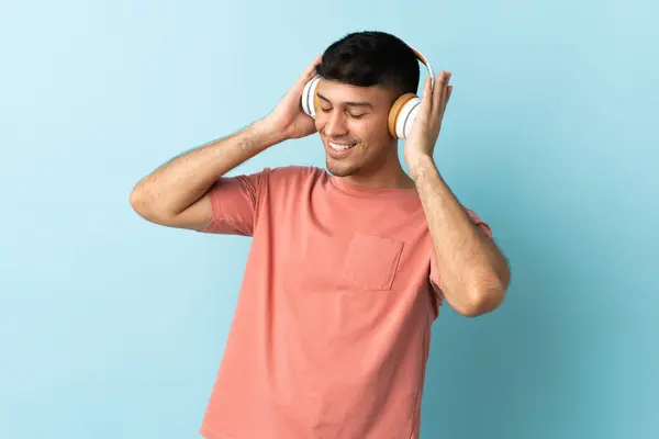 Young Colombian Man Isolated Blue Background Listening Music — Stock Photo, Image