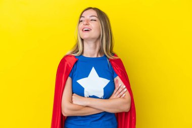 Süper kahraman Romen kadın sarı arka planda izole edilmiş mutlu ve gülümsüyor