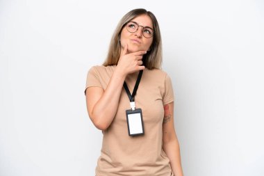 Beyaz arkaplanda izole edilmiş Romen kimliği olan genç bir kadının şüpheleri var