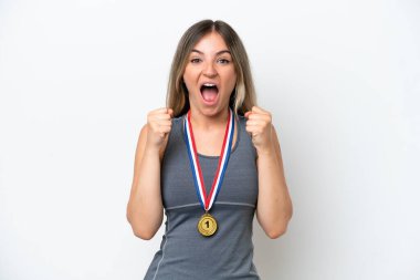 Beyaz arka planda madalyalı genç Romen kadın galibiyeti kutluyor.