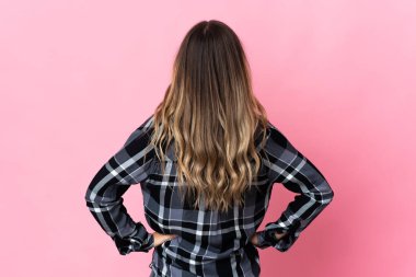 Genç Romen kadın arka planda pembe arka planda izole edildi