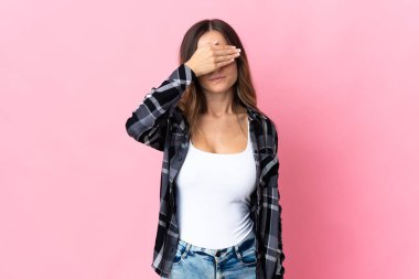 Genç Romen kadın pembe arka planda tek başına gözlerini elleriyle kapatıyor. Bir şey görmek istemiyorum.