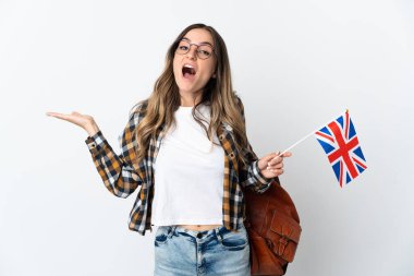 Elinde bir Birleşik Krallık bayrağı tutan genç Romen kadını, beyaz arka planda şok olmuş yüz ifadesiyle izole edildi