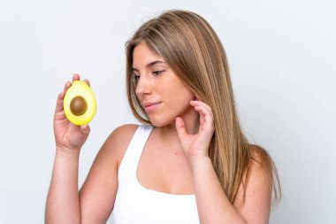 Beyaz arka planda avakado tutan beyaz bir kadın. Portreyi kapat