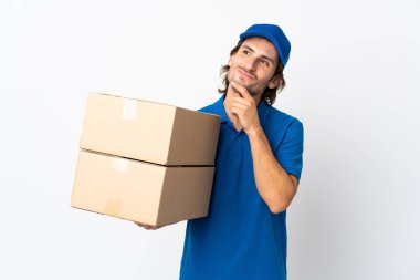 Teslimatçı beyaz arka planda izole edilmiş ve yukarı bakıyor.