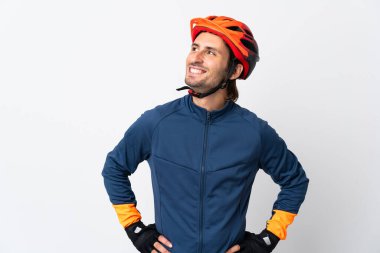 Genç bisikletçi beyaz arka planda izole edilmiş bir şekilde yukarı bakarken bir fikir düşünüyor.