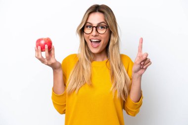 Beyaz arka planda izole edilmiş elmalı genç Uruguaylı kadın harika bir fikre işaret ediyor.