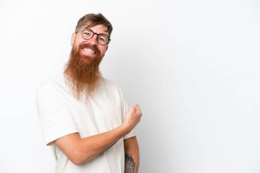 Kızıl saçlı uzun sakallı adam beyaz arka planda izole edilmiş.