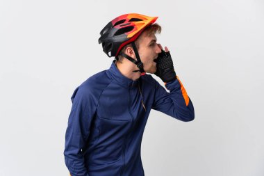 Beyaz arka planda izole edilmiş genç bisikletçi sarışın adam ağzı sonuna kadar açık bağırıyor.