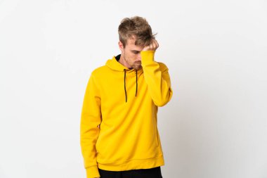 Beyaz arka planda başağrısı olan genç ve yakışıklı bir adam.