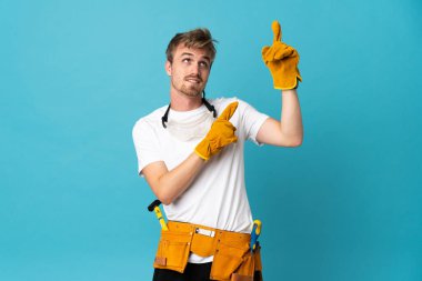 Genç elektrikçi duvarın üstünden işaret parmağıyla işaret ederek harika bir fikir.