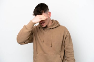 Beyaz arka planda başağrısı olan beyaz tenli yakışıklı bir adam.