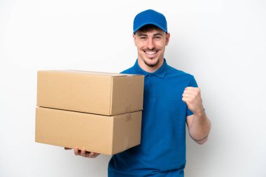 Beyaz arka planda izole edilmiş beyaz bir adam galibiyeti kutluyor.