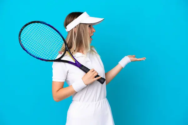 Jeune Joueuse Tennis Roumaine Isolée Sur Fond Bleu Avec Expression — Photo