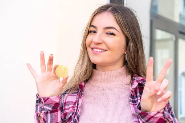 Jonge Mooie Roemeense Vrouw Met Een Bitcoin Buitenlucht Glimlachen Tonen — Stockfoto