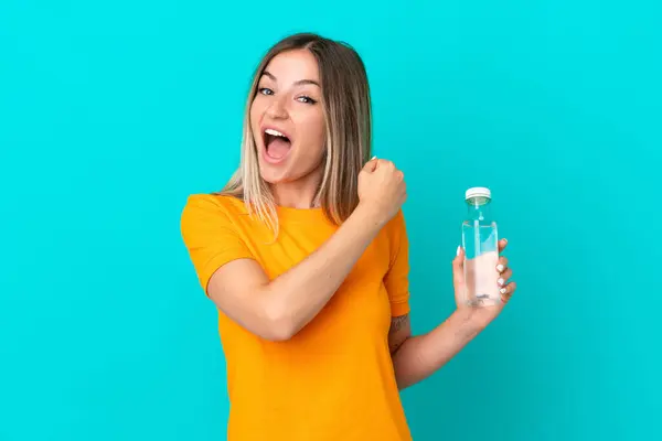 Ung Rumänsk Kvinna Med Flaska Vatten Isolerad Blå Bakgrund Firar — Stockfoto