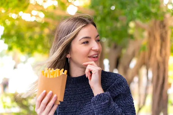 Jonge Mooie Roemeense Vrouw Met Gebakken Chips Buitenlucht Denken Een — Stockfoto