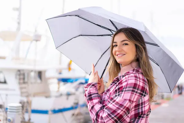 Jeune Jolie Roumaine Tenant Parapluie Extérieur Pointant — Photo