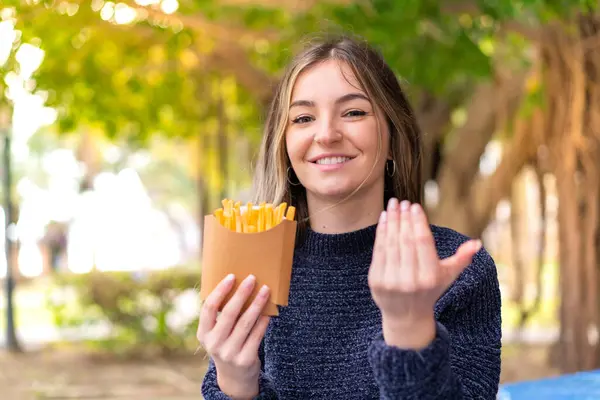 Ung Söt Rumänsk Kvinna Håller Stekt Chips Utomhus Inbjudande Att — Stockfoto
