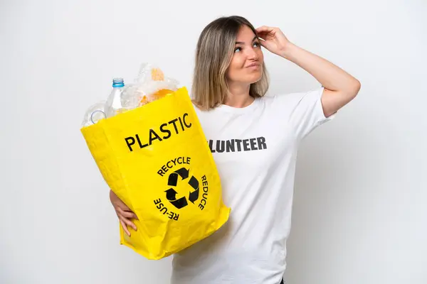 Junge Rumänin Mit Einer Recyclingtüte Voller Plastik Zum Recyceln Isoliert — Stockfoto