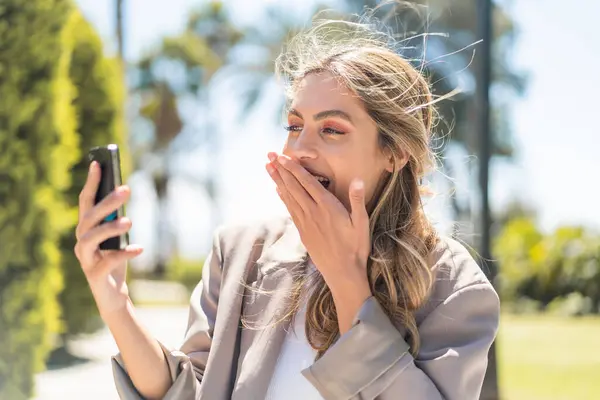 Mooie Blonde Uruguayaanse Vrouw Met Behulp Van Mobiele Telefoon Buiten — Stockfoto
