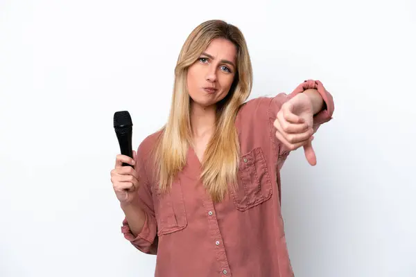 Cantora Uruguaia Pegando Microfone Isolado Fundo Branco Mostrando Polegar Para — Fotografia de Stock