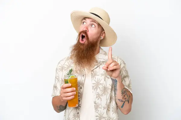 红头发男人留着长胡子 在被白色背景隔离的海滩上喝着鸡尾酒 想着用手指指指 — 图库照片