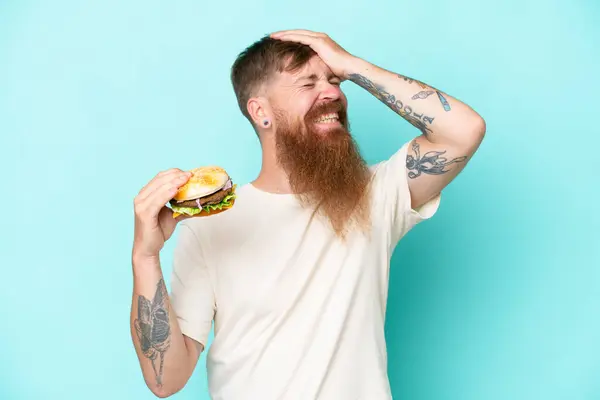 Roodharige Man Met Lange Baard Met Een Burger Geïsoleerd Blauwe — Stockfoto