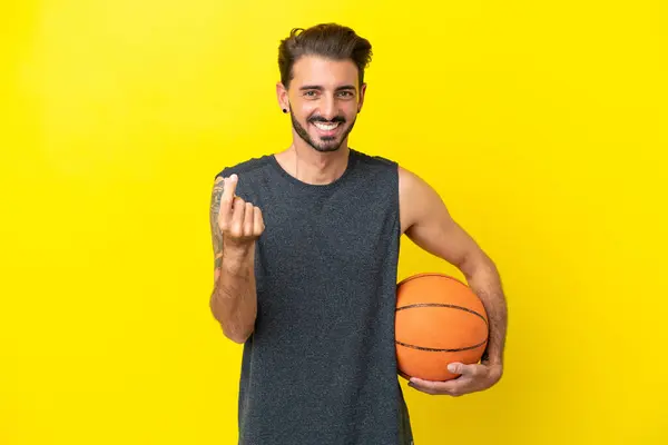 Knappe Jonge Basketbalspeler Man Geïsoleerd Gele Achtergrond Het Maken Van — Stockfoto