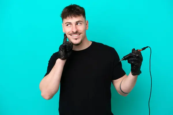 Tätowierer Kaukasischer Mann Isoliert Auf Blauem Hintergrund Denkt Eine Idee — Stockfoto