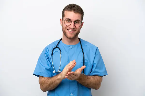 Jovem Cirurgião Médico Caucasiano Homem Isolado Fundo Branco Aplaudindo Após — Fotografia de Stock