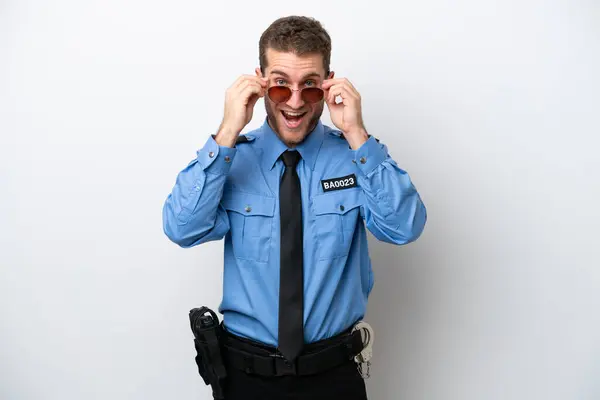 Молодой Полицейский Кавказский Мужчина Изолирован Белом Фоне Очках Удивлен — стоковое фото