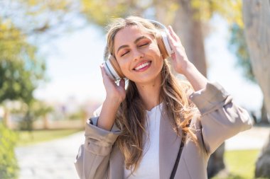 Güzel sarışın Uruguaylı kadın müzik dinliyor.