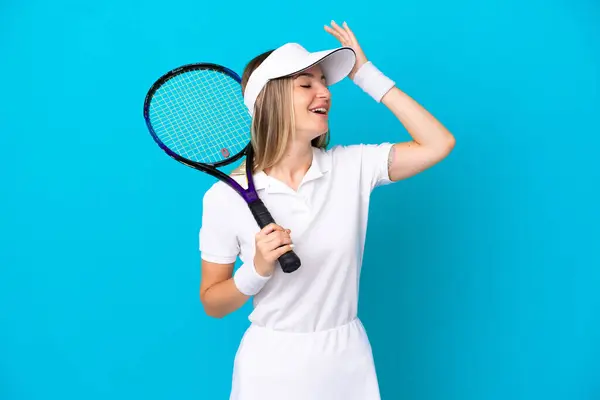 Jeune Joueuse Tennis Roumaine Isolée Sur Fond Bleu Souriant Beaucoup — Photo